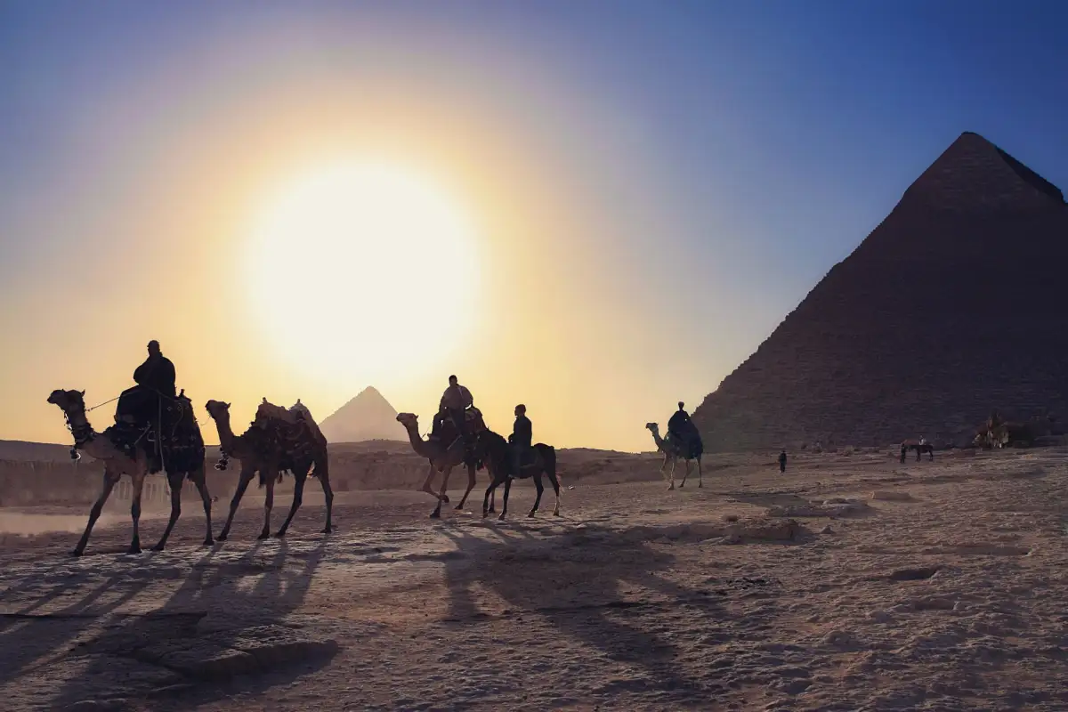 جمال أمام الأهرامات في الجيزة
