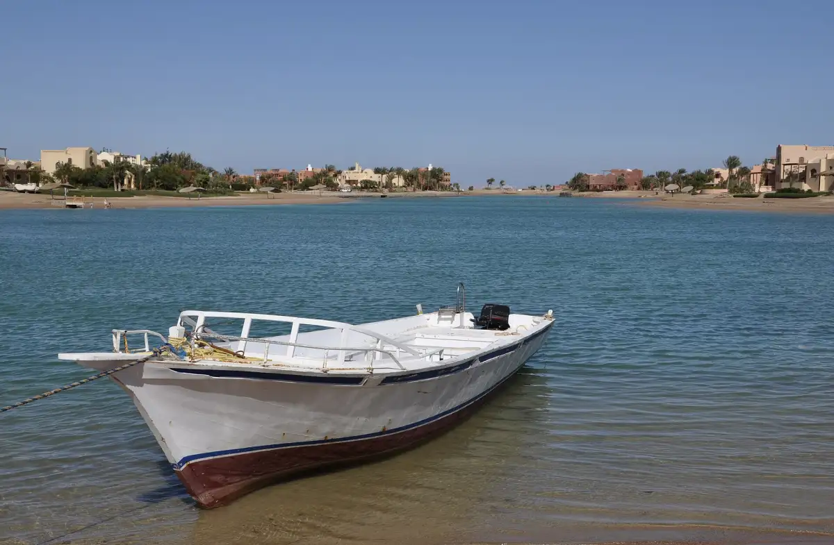 قارب صغير في بحيرة الجونة
